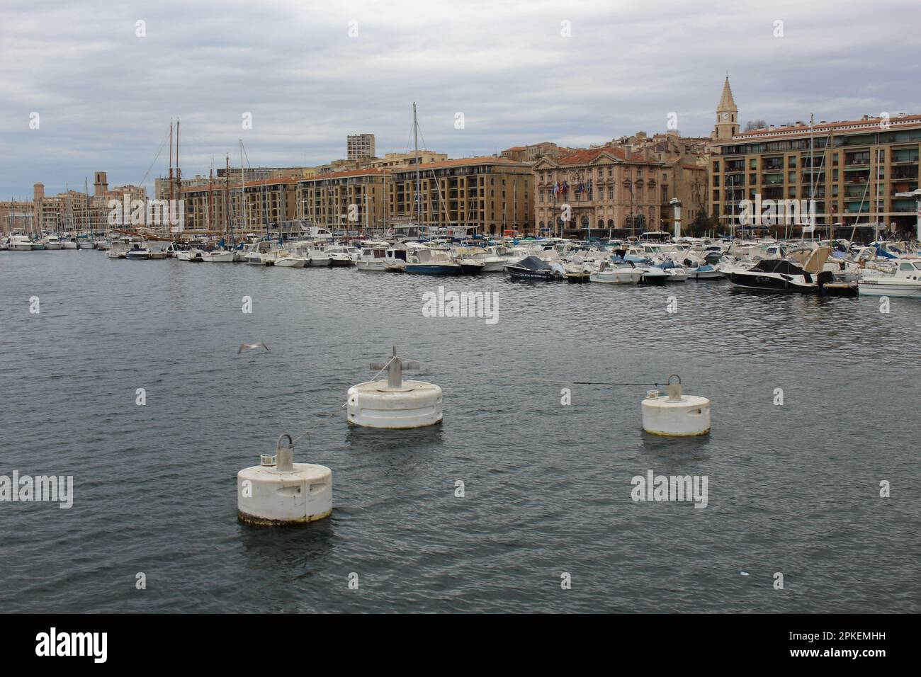 Vieux port de Marseille sur gris, jour couvert Banque D'Images