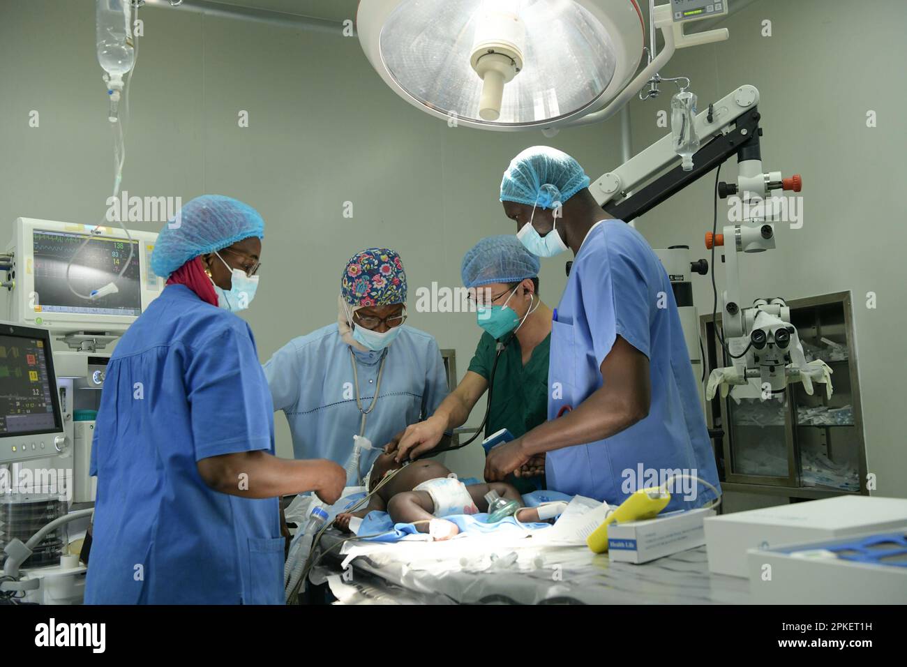 Dakar. 31st mars 2023. Huang Jianbin (2nd R), membre de l'équipe médicale chinoise, travaille à l'Hôpital pour enfants de Diamniadio à Dakar, au Sénégal, sur 21 mars 2023. Les 19th équipes médicales chinoises envoyées au Sénégal fournissent des services médicaux à l'hôpital pour enfants de Diamniadio depuis novembre 2021. Depuis 31 mars 2023, l'équipe médicale avait fourni 7 058 services de consultation externe, complété 3 150 chirurgies et 1 039 cas d'anesthésie. Credit: Han Xu/Xinhua/Alay Live News Banque D'Images