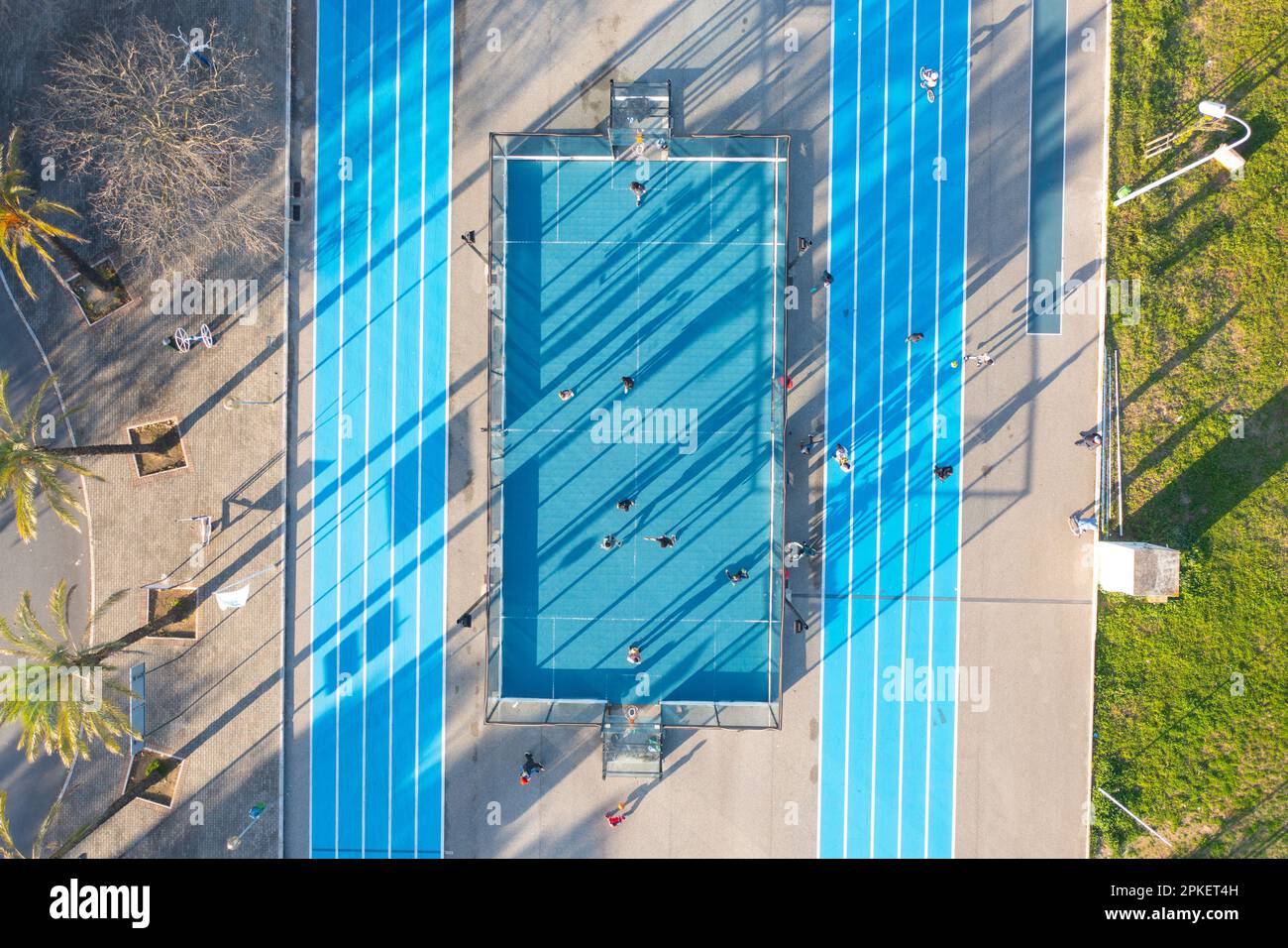 Vue aérienne sur la piste bleue de course à pied et le terrain multi-sport dans le parc public. Utilisé pour pratiquer le football, le jogging de basket-ball. Vue de dessus. Jour ensoleillé. Coucher de soleil. Photo de drone. Banque D'Images