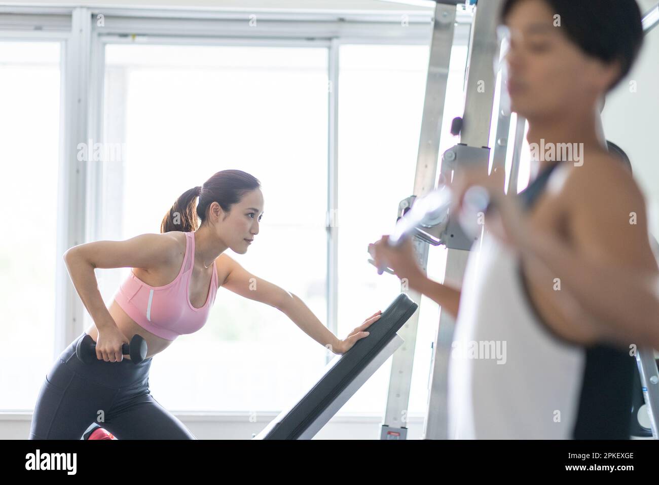 Les hommes et les femmes s'entraîner à la salle de gym Banque D'Images