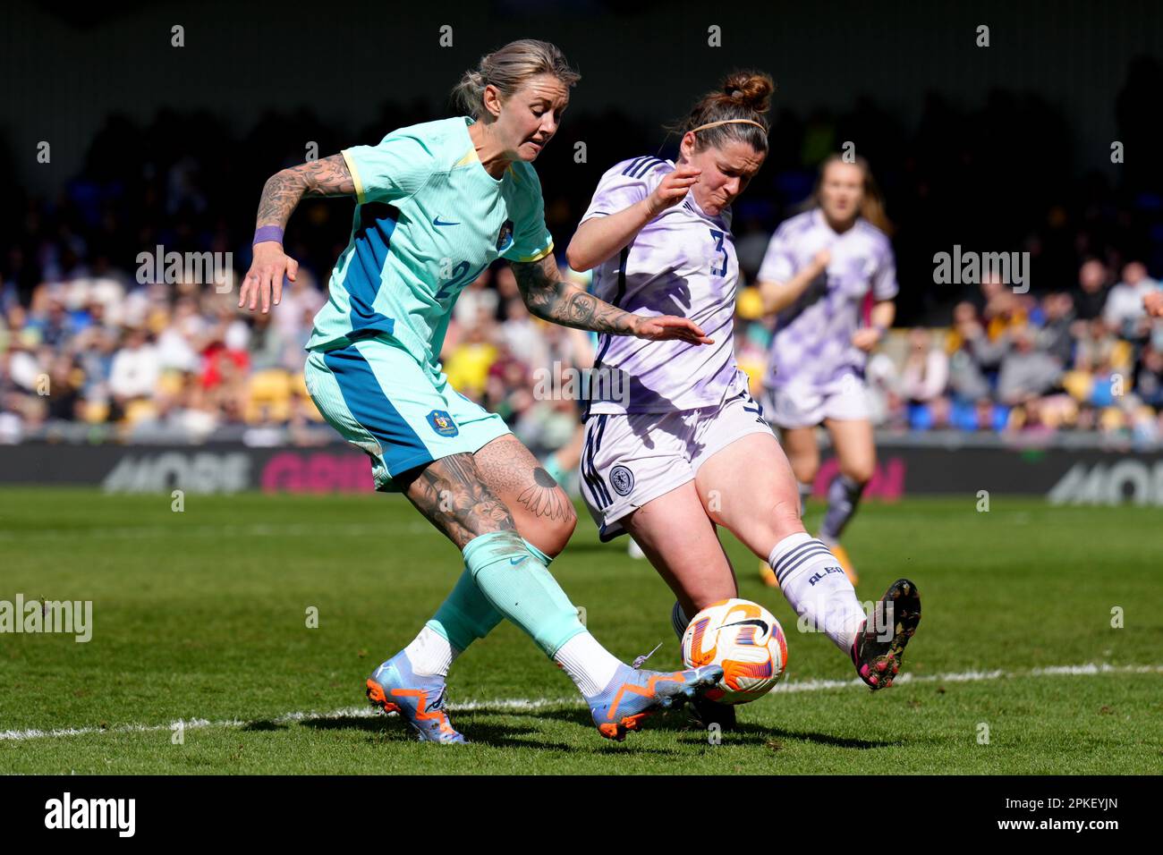 Larissa Crummer (à gauche), en Australie, tire sous la pression d'Emma Mukükdi, en Écosse, lors d'un match international amical au Cherry Red Records Stadium, à Londres. Date de la photo: Vendredi 7 avril 2023. Banque D'Images