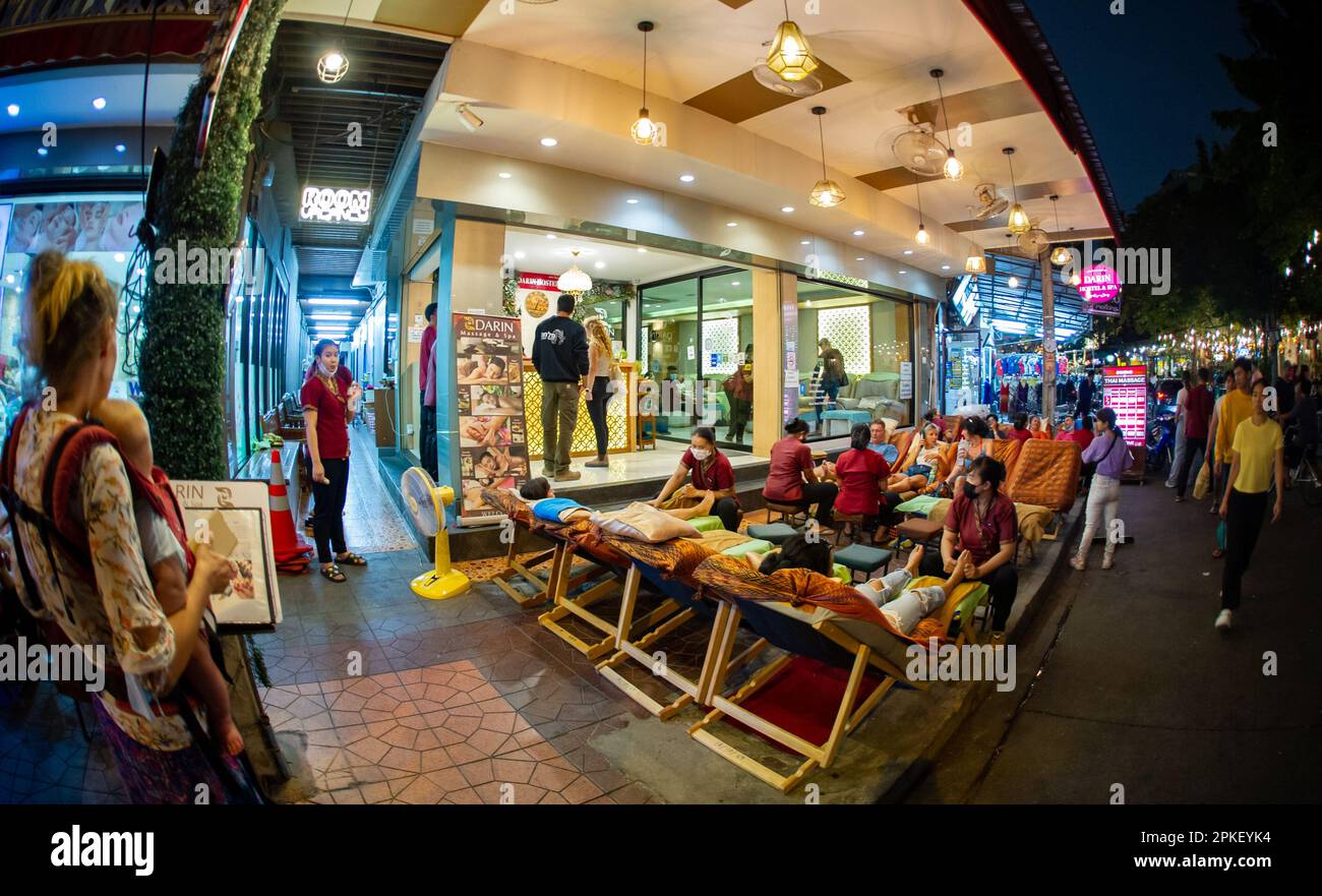 27 février 2023- Bangkok Thaïlande-Thai massage terrasses remplies de touristes dans le centre-ville de Bangkok, où les touristes combinent le massage traditionnel avec l'ent Banque D'Images