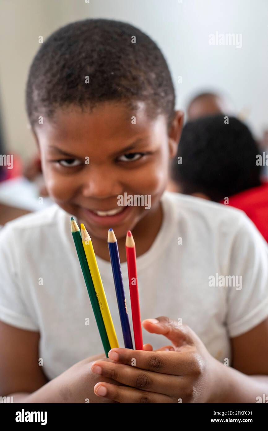 Detroit, Michigan - les enfants colorent les contours de l'oeuf de pâques dans un projet d'art dans un centre brillant de Detroit dans le quartier de Morningside. Super dEtr Banque D'Images