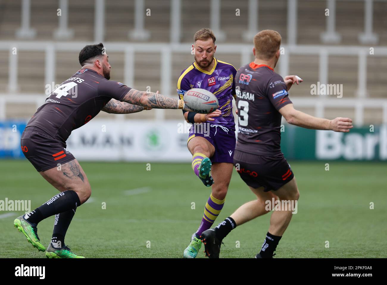 Jack Miller, de Newcastle Thunder, a donné un coup de pied lors du match DE BETFRED Championship entre Newcastle Thunder et Sheffield Eagles à Kingston Park, Newcastle, le vendredi 7th avril 2023. (Photo : Chris Lishman | MI News) Credit : MI News & Sport /Alay Live News Banque D'Images