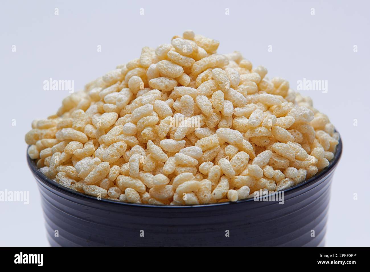 un bol de riz croustillant, sur fond blanc isolé Banque D'Images
