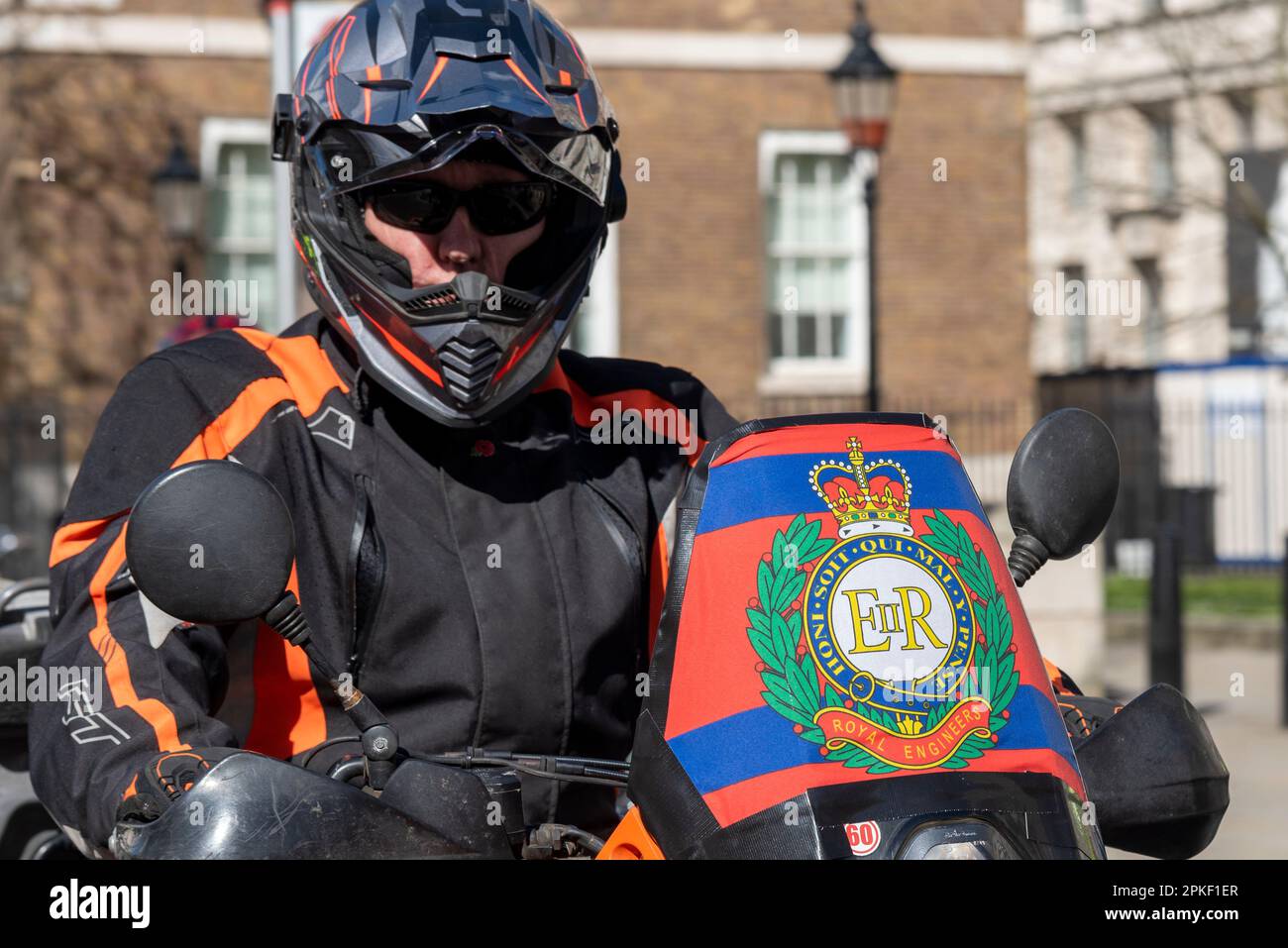 Westminster, Londres, Royaume-Uni. 7th avril 2023. Un grand groupe d'anciens combattants militaires et de partisans ont monté des motos au Parlement pour soutenir les anciens combattants d'Irlande du Nord en signe de protestation contre les actions du gouvernement du Royaume-Uni contre eux. Plus d'un millier de cavaliers ont pris part à l'événement intitulé Ride of respect aussi pour, et en mémoire, feu la reine Elizabeth II Le trajet a commencé au château de Windsor et a roulé jusqu'au centre de Londres où ils se sont rassemblés. Promenade sur Whitehall Banque D'Images