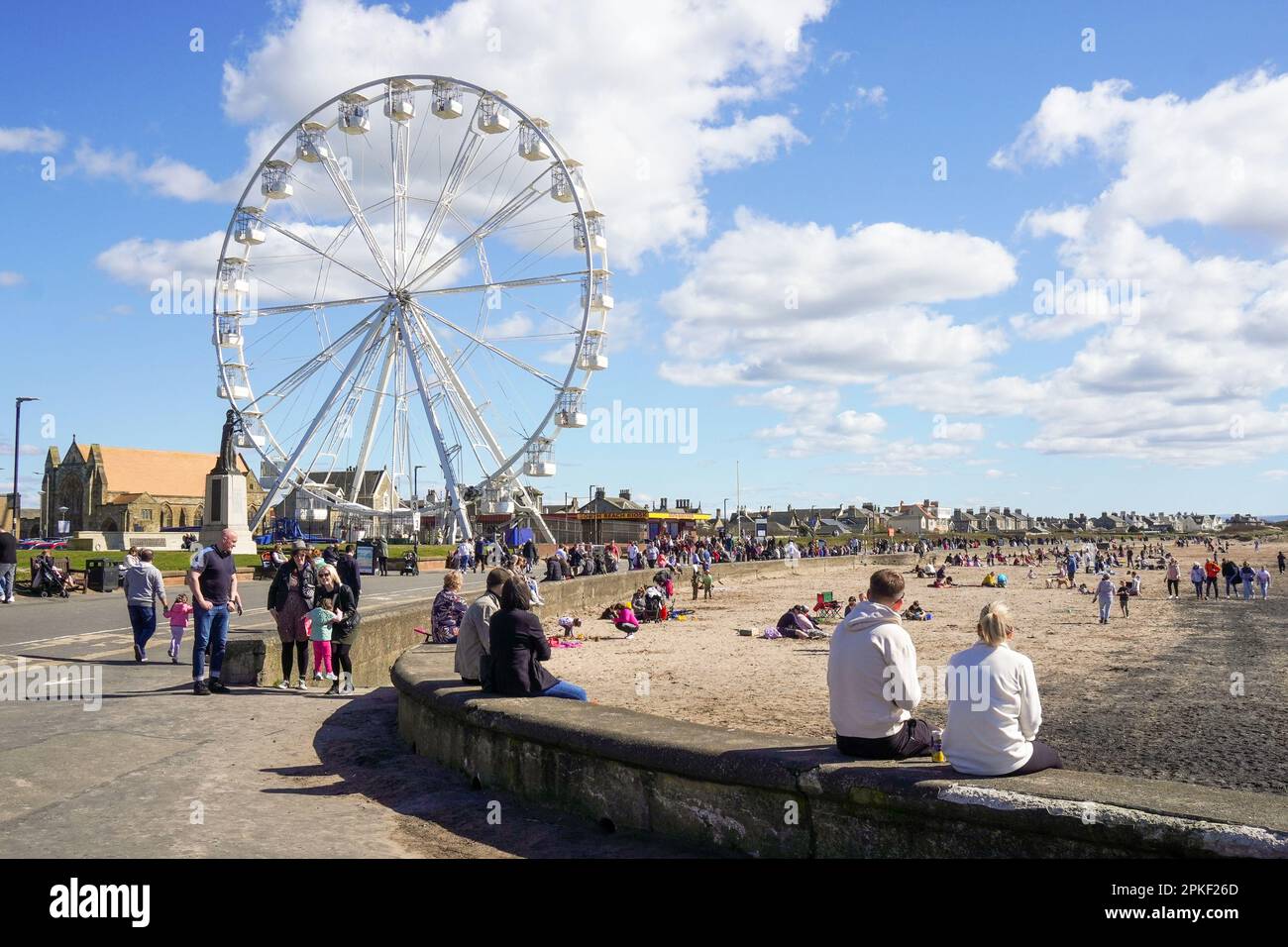 Troon, Royaume-Uni. 07th avril 2023. Le vendredi de Pâques, le premier jour du week-end de Pâques, le temps chaud et ensoleillé a attiré quelques personnes à la plage. Crédit : Findlay/Alay Live News Banque D'Images