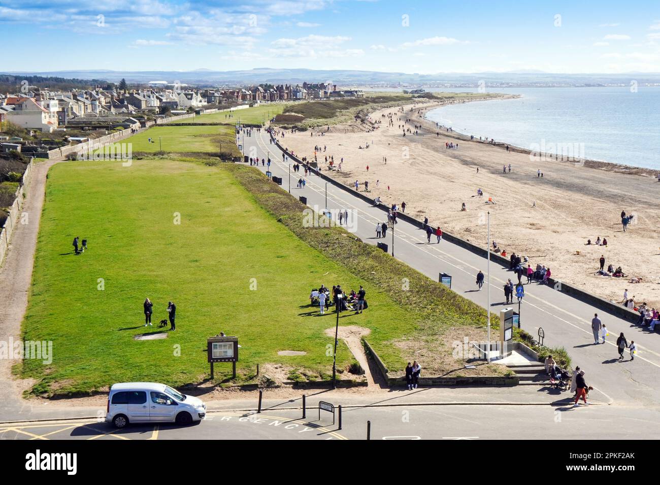 Troon, Royaume-Uni. 07th avril 2023. Le vendredi de Pâques, le premier jour du week-end de Pâques, le temps chaud et ensoleillé a attiré quelques personnes à la plage. Crédit : Findlay/Alay Live News Banque D'Images