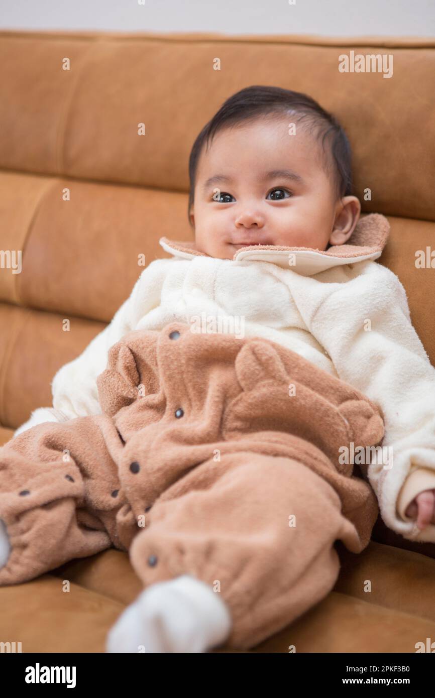 Bébé sur un canapé Banque D'Images