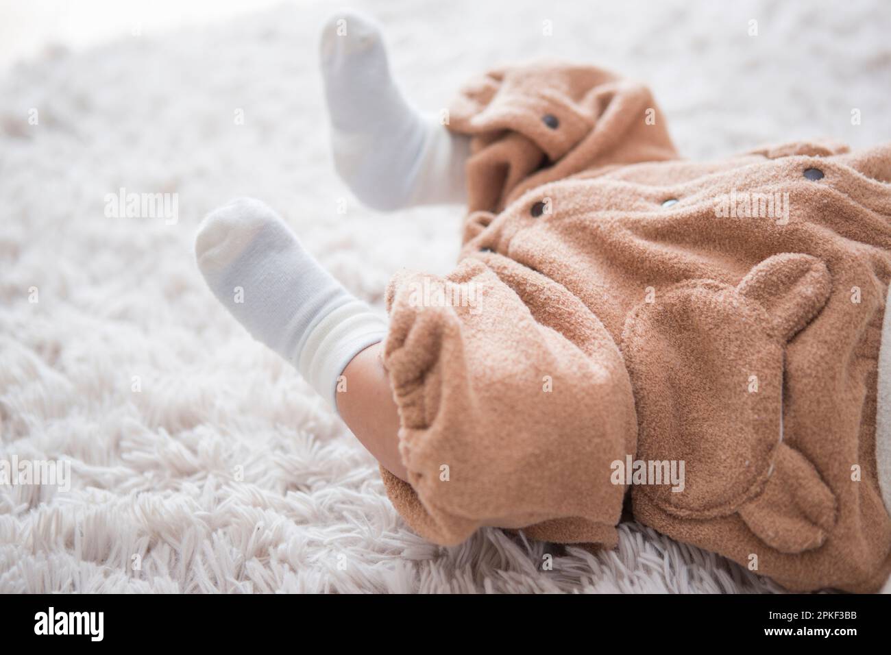 Bébé couché sur un tapis Banque D'Images