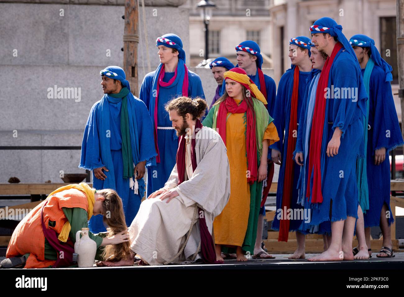 Les membres de la compagnie Wintershall passion, jouent leur passion à des milliers de chrétiens à Trafalgar Square, le 7th avril 2023, à Londres, en Angleterre. Peter Bergin, professeur et acteur de l'école secondaire, joue le rôle pour la première fois cette année. Wintershall réalise chaque année l'histoire de Pâques de la crucifixion et de la resursion au cœur de la capitale, attirant plus de 20 000 spectateurs à ses deux représentations gratuites le vendredi Saint. Banque D'Images