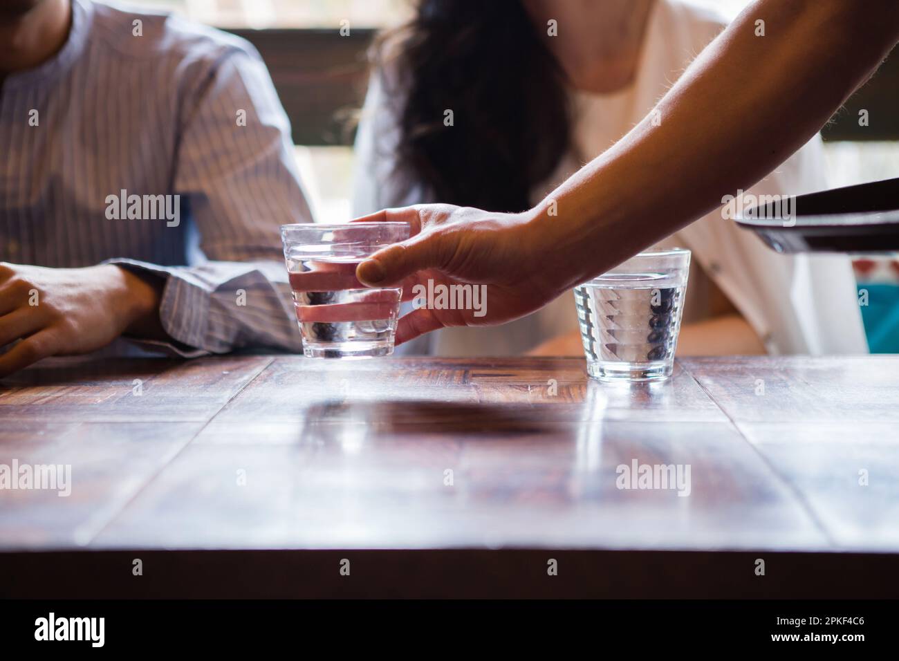 Serveuse de café et client Banque D'Images