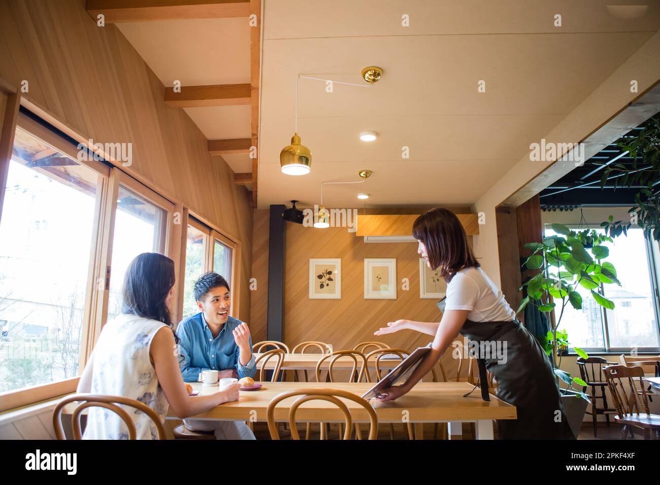 Serveuse de café et clients Banque D'Images