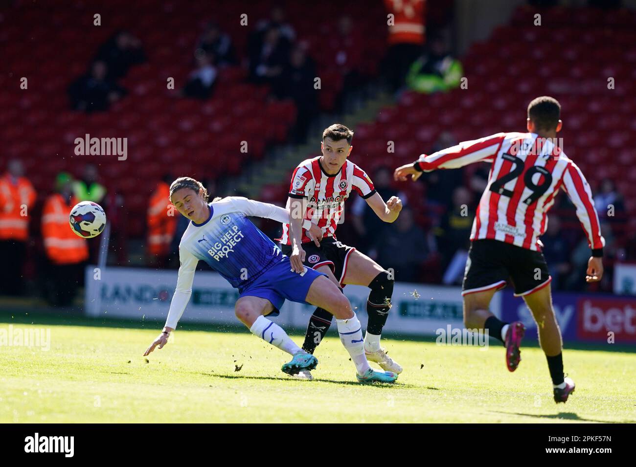 Sheffield, Royaume-Uni. 7th avril 2023. Anel Ahmedhodzic de Sheffield Utd (c) défie Thelo Aasgaard de Wigan Athletic lors du match de championnat Sky Bet à Bramall Lane, Sheffield. Le crédit photo devrait se lire: Andrew Yates/Sportimage crédit: Sportimage/Alay Live News Banque D'Images