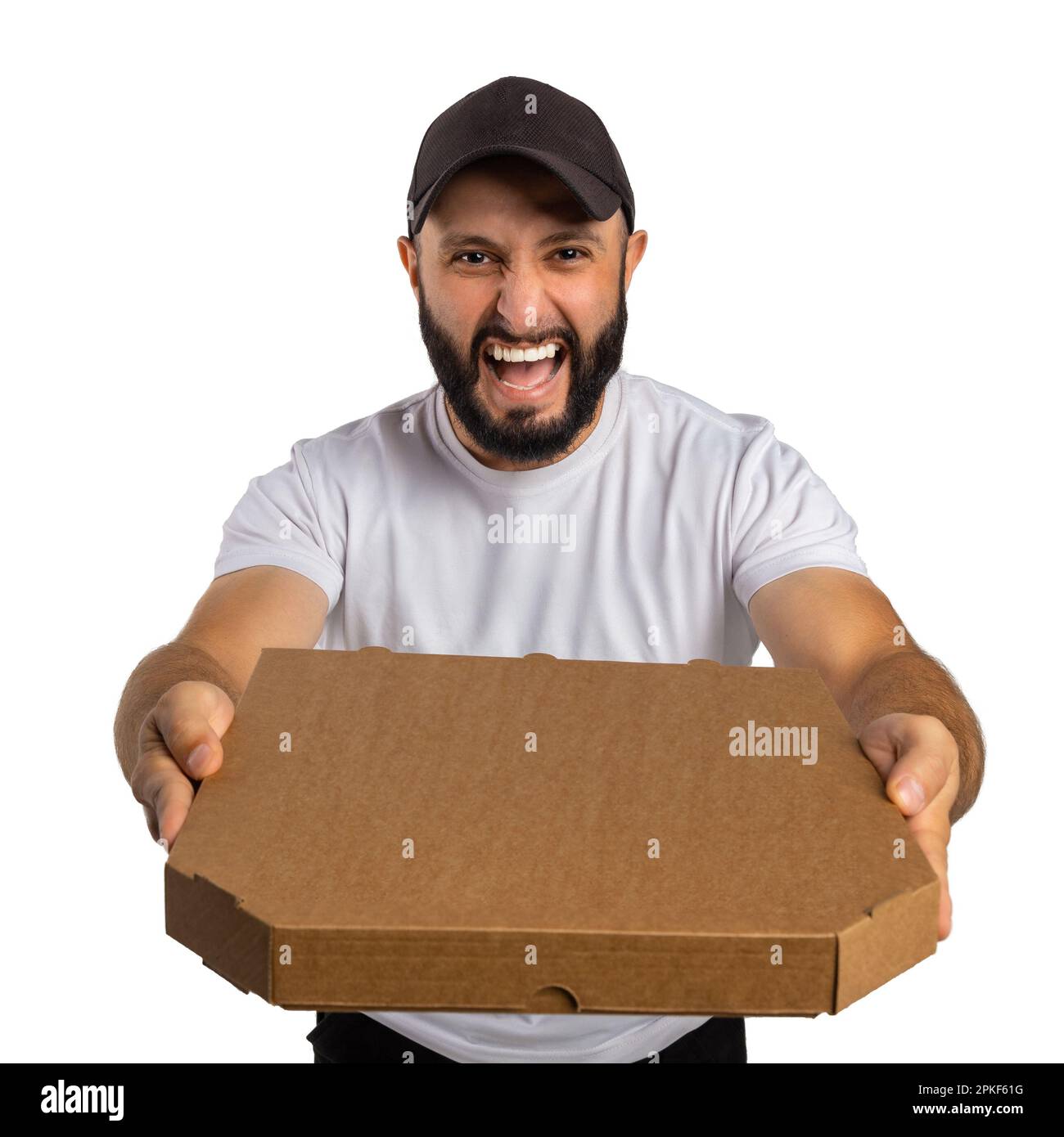 Un jeune homme barbu crie et démontre de manière agressive une boîte à pizza fermée isolée sur fond blanc. Peut être utilisé pour représenter votre propre logo. Banque D'Images