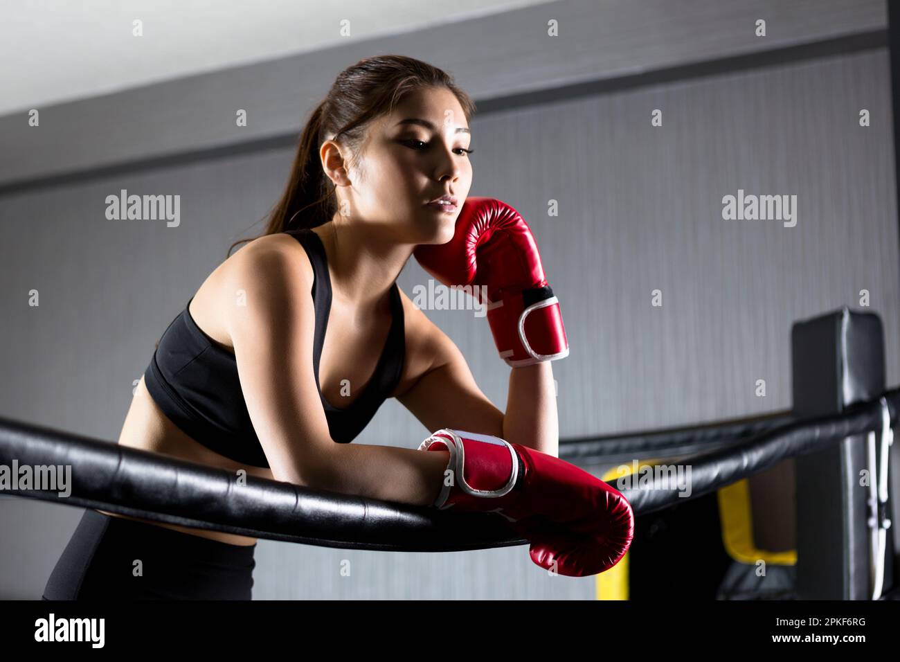 les femmes qui s'entraînent à la salle de gym Banque D'Images