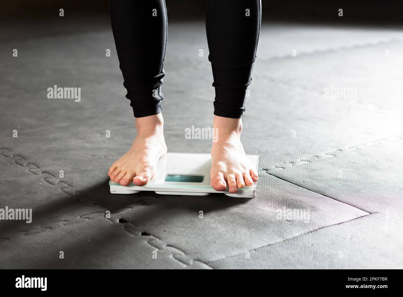 Les femmes qui se présentent à la salle de sport Banque D'Images