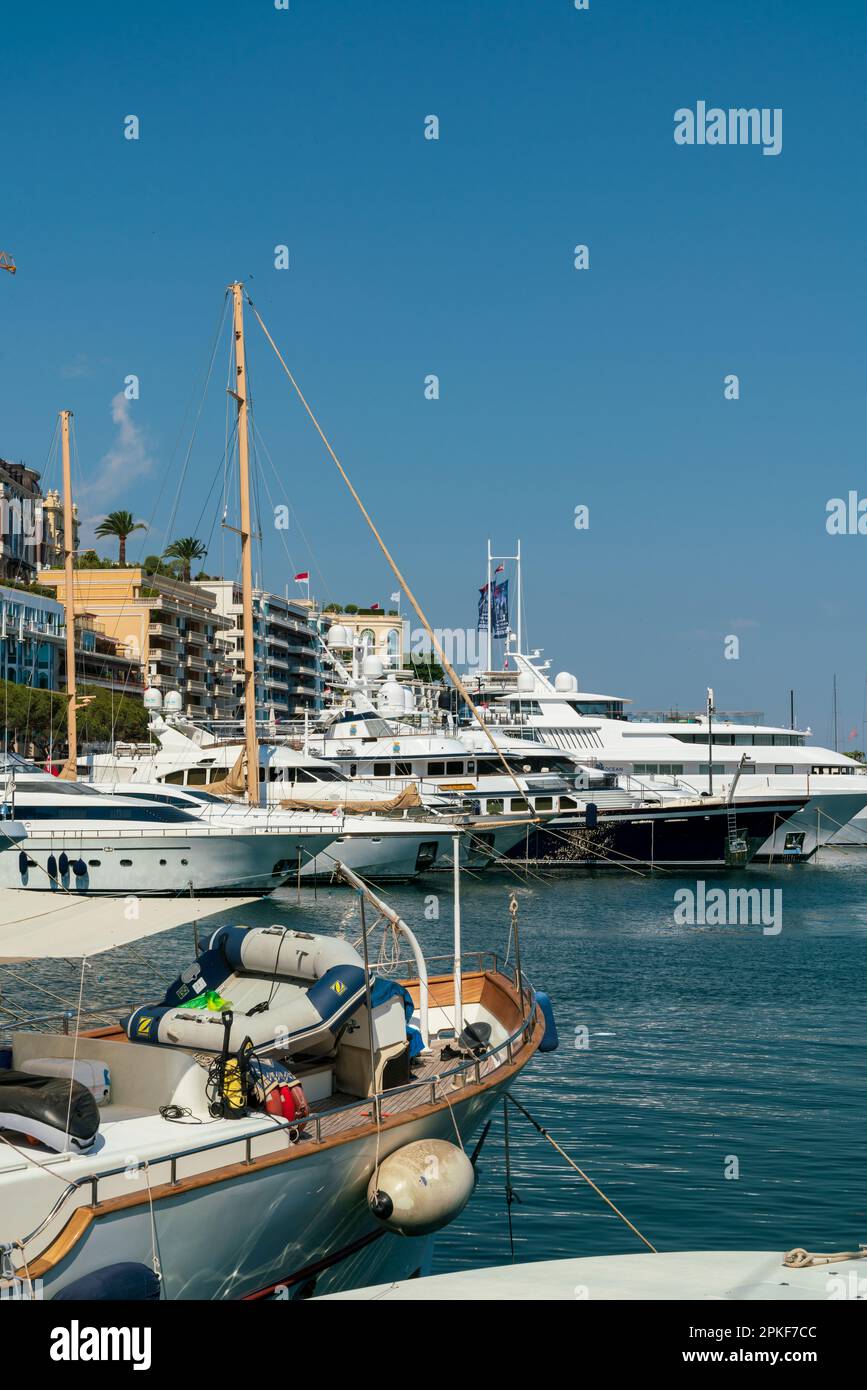 vue depuis le niveau de l'eau de la marina avec bateaux et bâtiments amarrés Banque D'Images