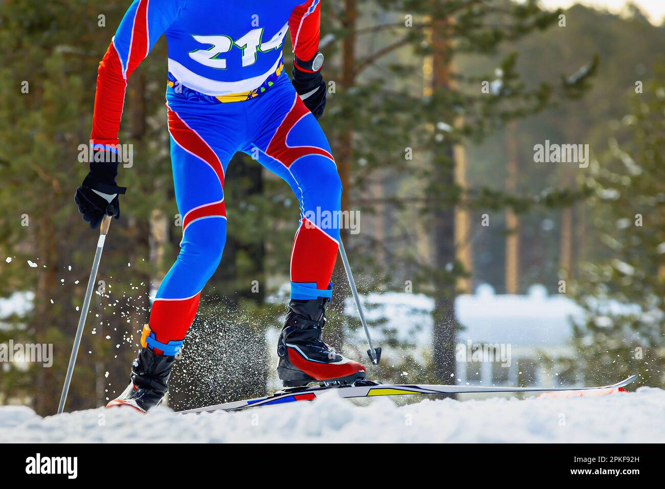 athlète masculin skieur course ski escalade montagne, éclaboussures de neige sous les skis et les bâtons, compétition de sports d'hiver Banque D'Images