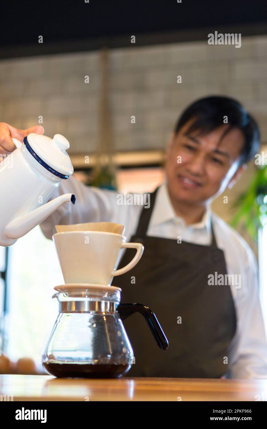 Une serveuse fait du café Banque D'Images