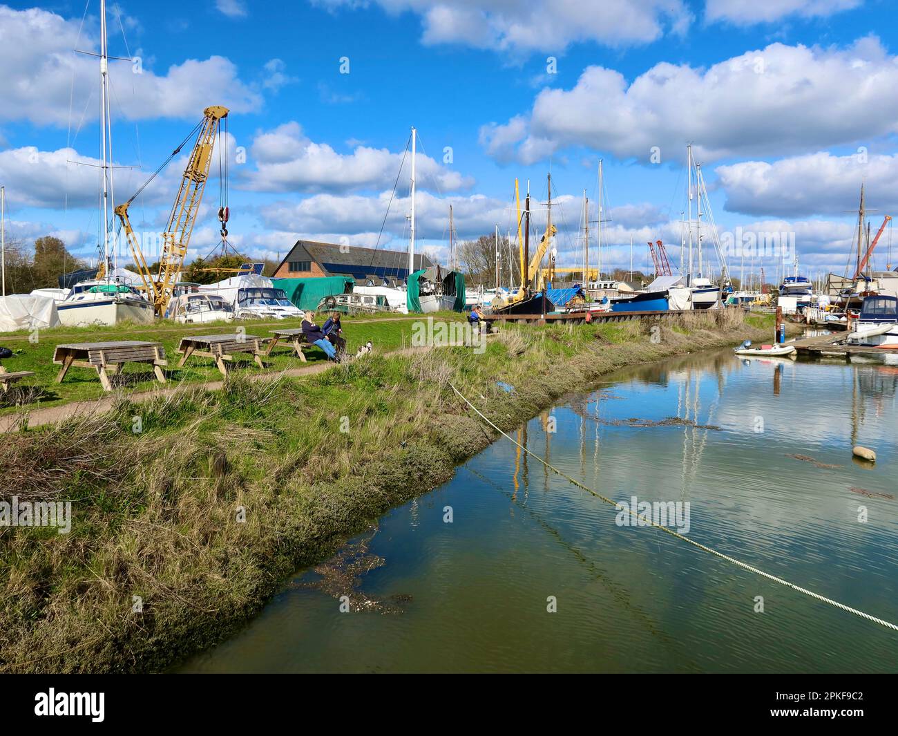 Melton, Woodbridge, Suffolk, Royaume-Uni - 7 avril 2023 : Bateaux au chantier de Melton. Banque D'Images