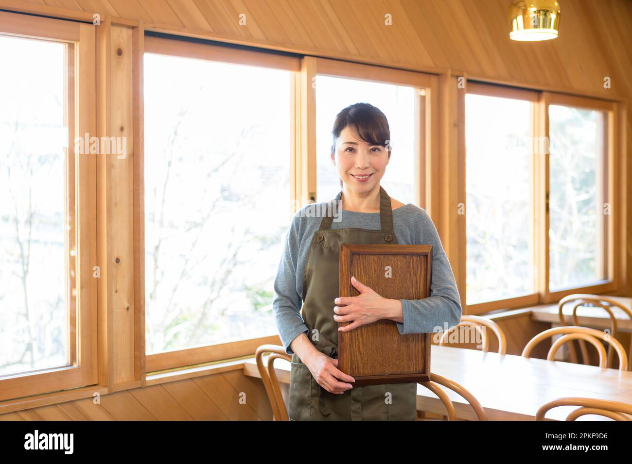 Serveuse tenant un plateau Banque D'Images