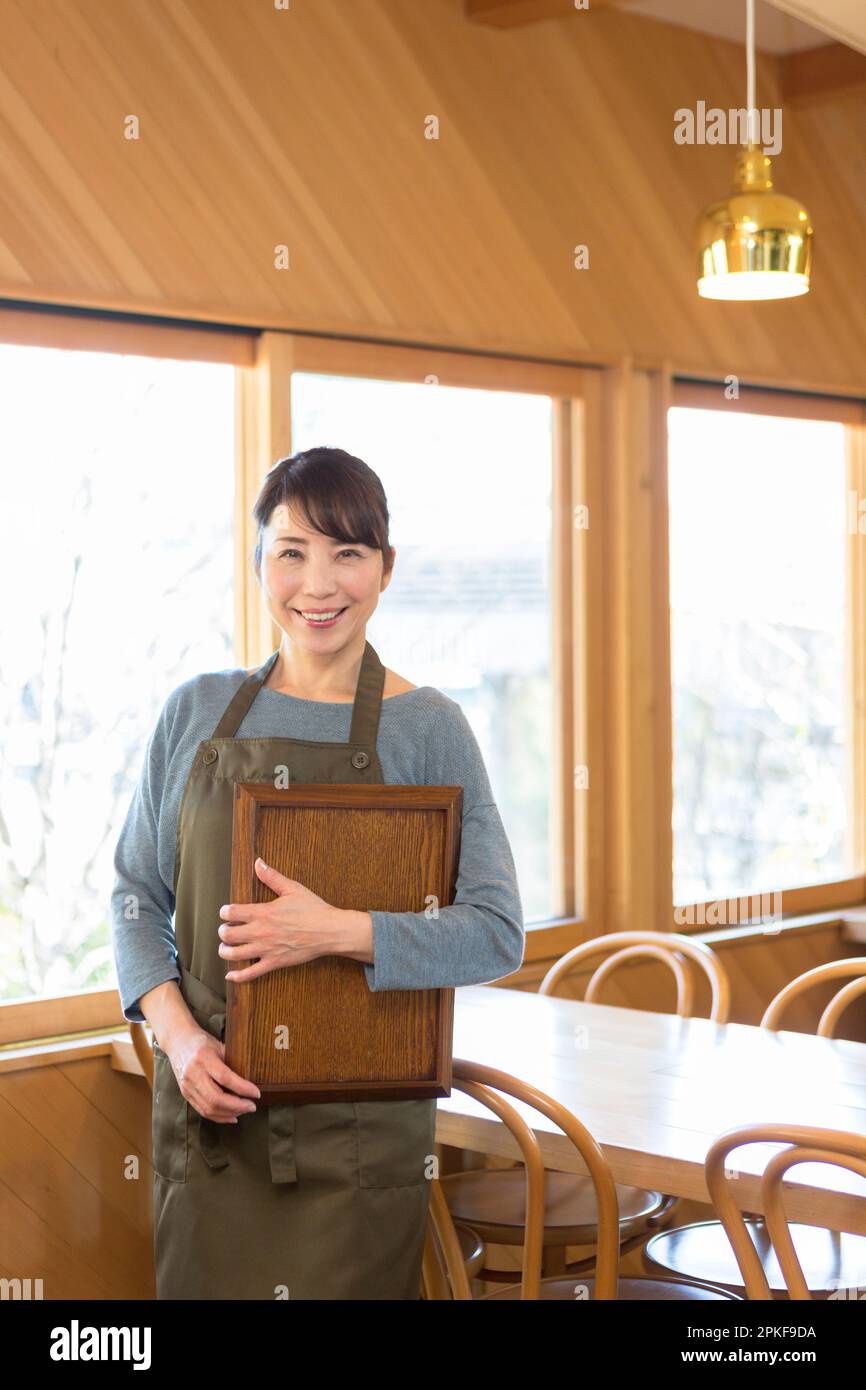 Serveuse tenant un plateau Banque D'Images