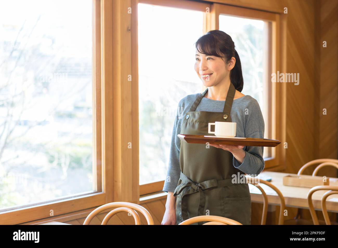 Serveuse tenant un plateau avec du café Banque D'Images