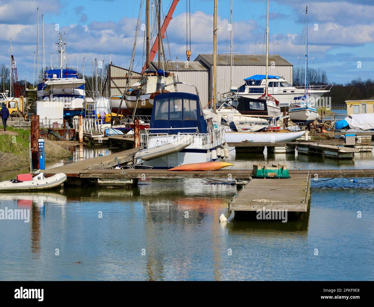 Melton, Woodbridge, Suffolk, Royaume-Uni - 7 avril 2023 : Bateaux au chantier de Melton. Banque D'Images