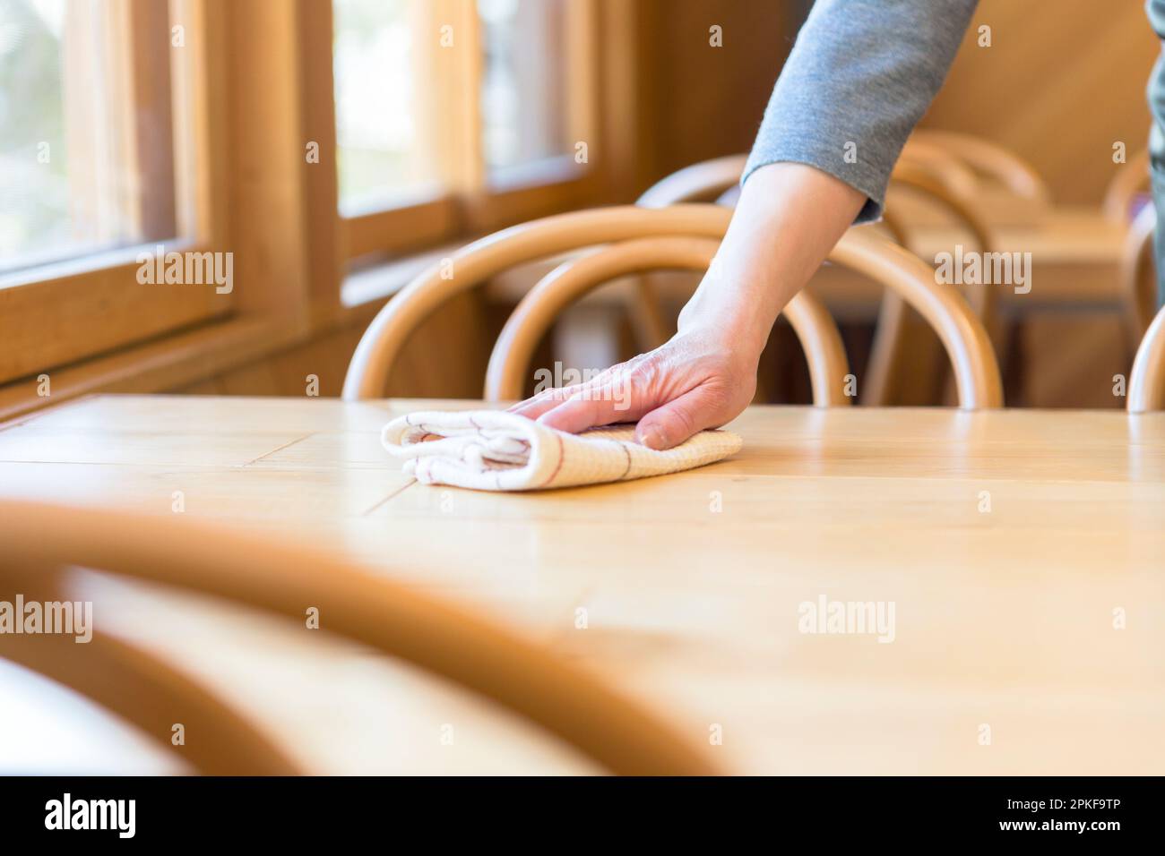 Femme serveuse déblayer une table Banque D'Images