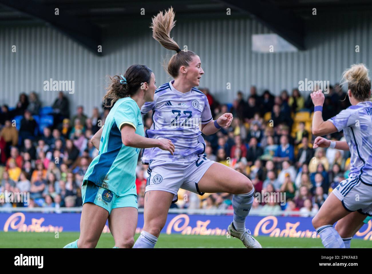 Wimbledon, Londres, Royaume-Uni. 7 avril 2023. CHELSEA COMET (Écosse) saute pour le ballon. Commbank Australia Matilda v Scotland équipe nationale féminine au stade Cherry Red Records, Plough Lane Wimbledon Credit: amer ghazzal/Alay Live News Banque D'Images