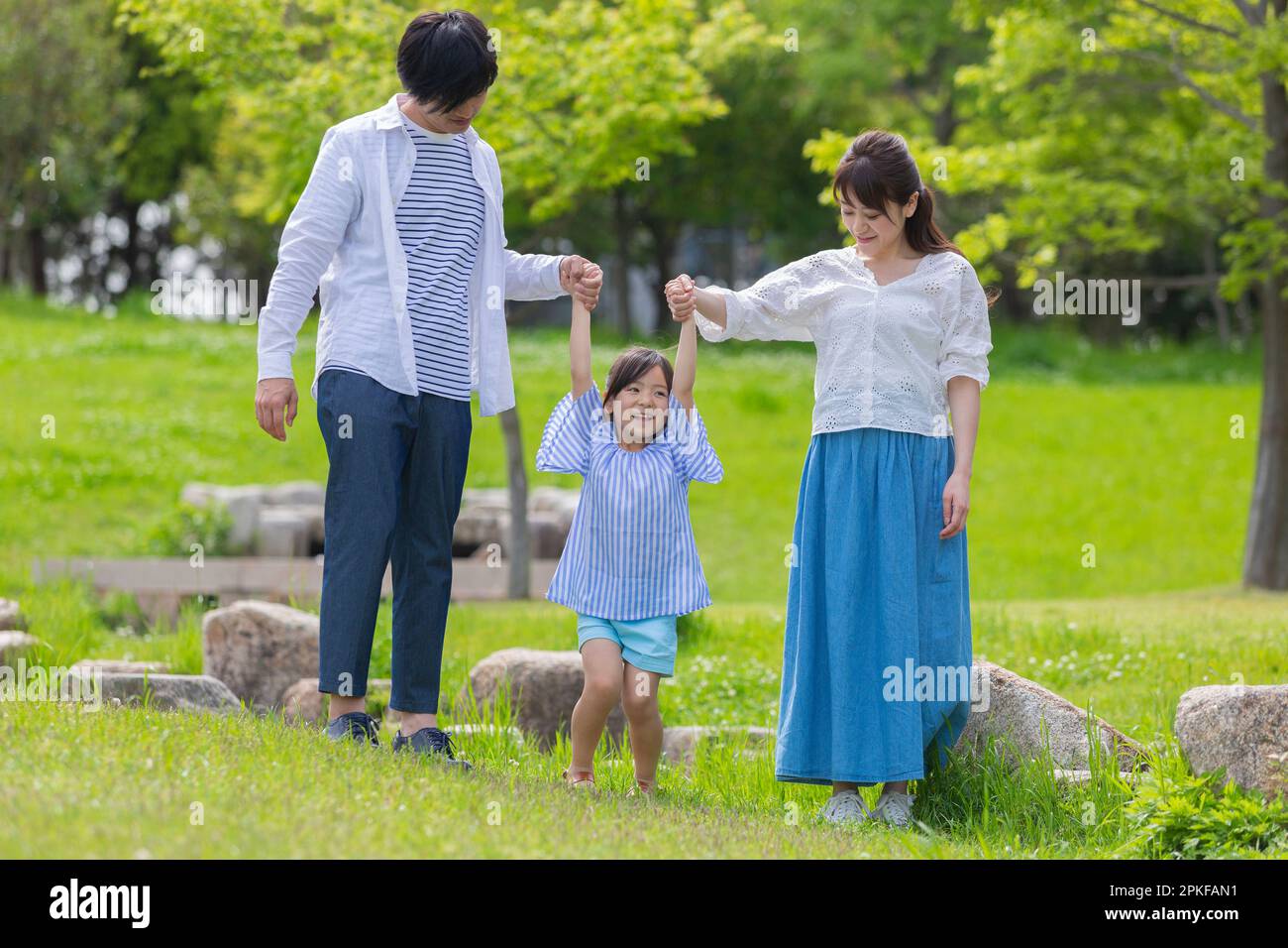 Jeu de la famille dans le parc Banque D'Images