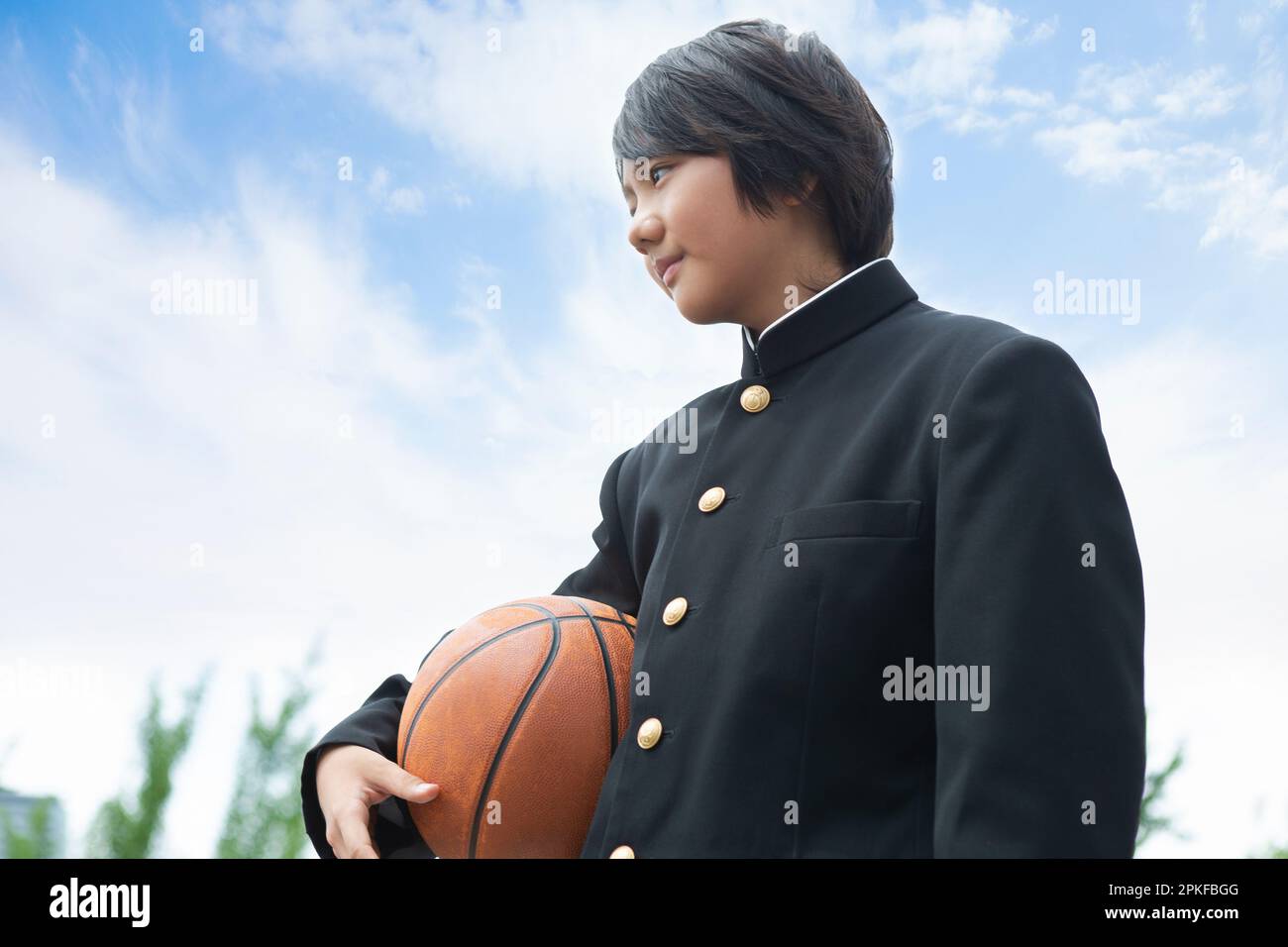 Élève secondaire junior avec un basket-ball Banque D'Images