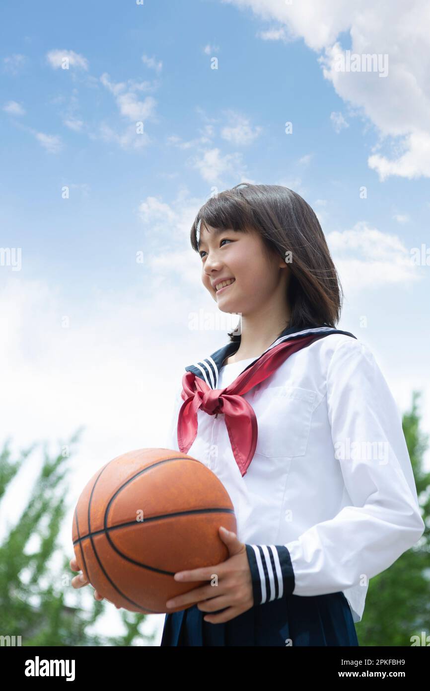 Élève secondaire junior avec un basket-ball Banque D'Images