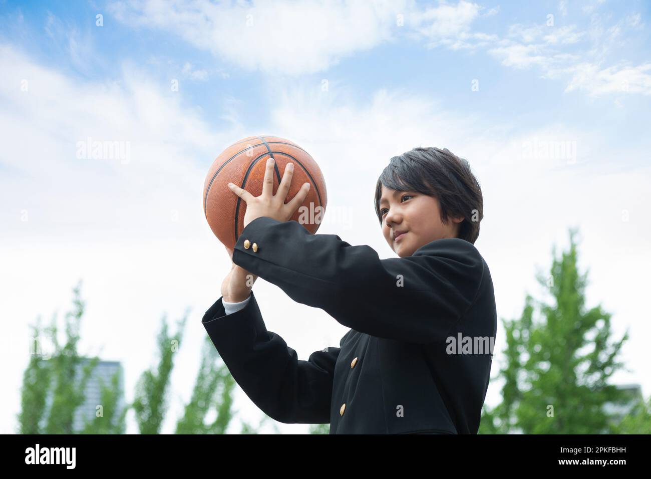 Élève secondaire junior avec un basket-ball Banque D'Images