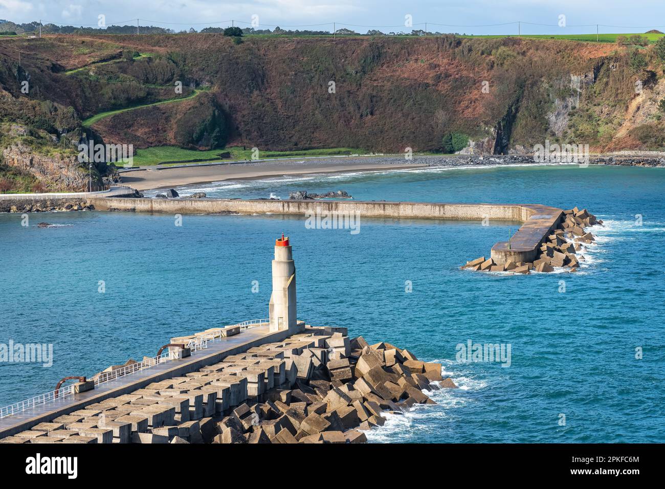 Brise-lames qui fait l'entrée au port de pêche de la ville pittoresque de Luarca dans les Asturies. Banque D'Images