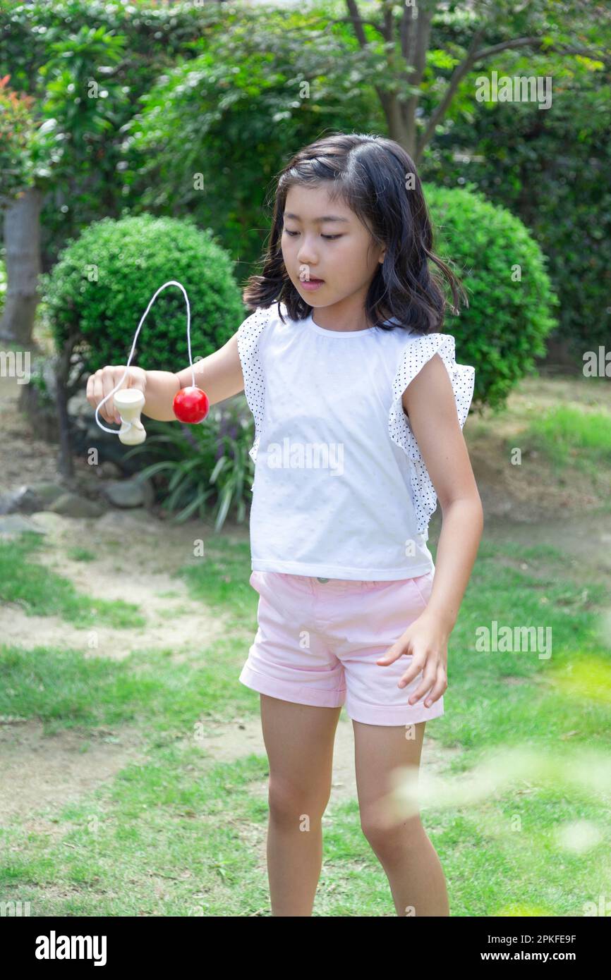 Fille jouant kendama Banque D'Images