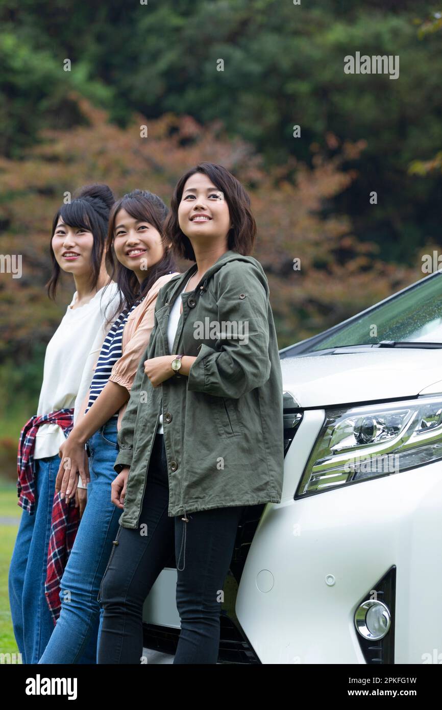 Femme discutant devant la voiture Banque D'Images