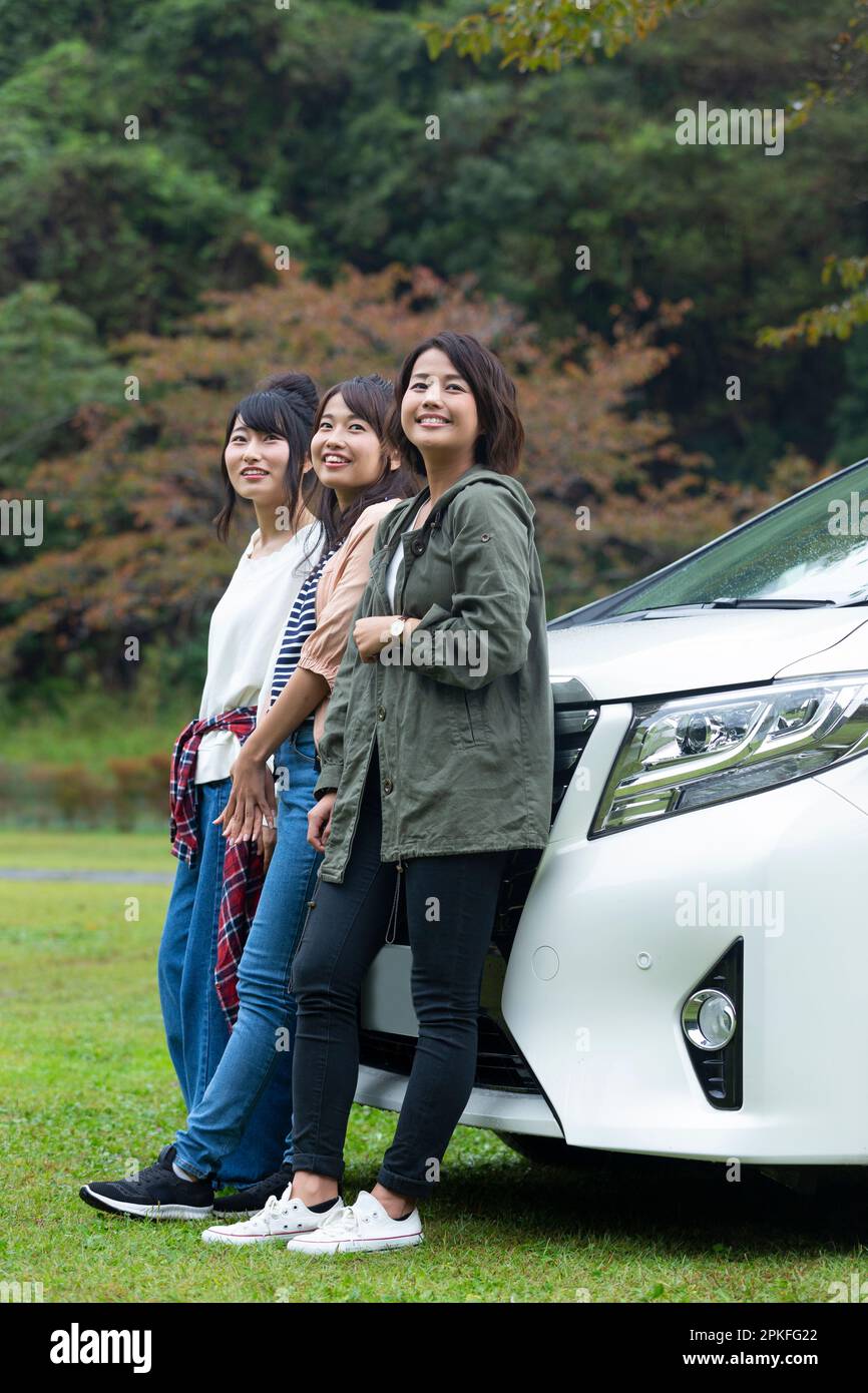 femme discutant devant la voiture Banque D'Images
