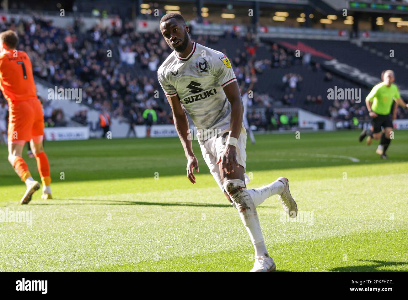 Mo EISA célèbre après avoir marqué les dons de Milton Keynes et s'égalise pour porter le score à 1 - 1 contre Portsmouth, lors de la deuxième moitié du match Sky Bet League 1 entre MK Dons et Portsmouth au stade MK, Milton Keynes, le vendredi 7th avril 2023. (Photo : John Cripps | MI News) Credit : MI News & Sport /Alay Live News Banque D'Images