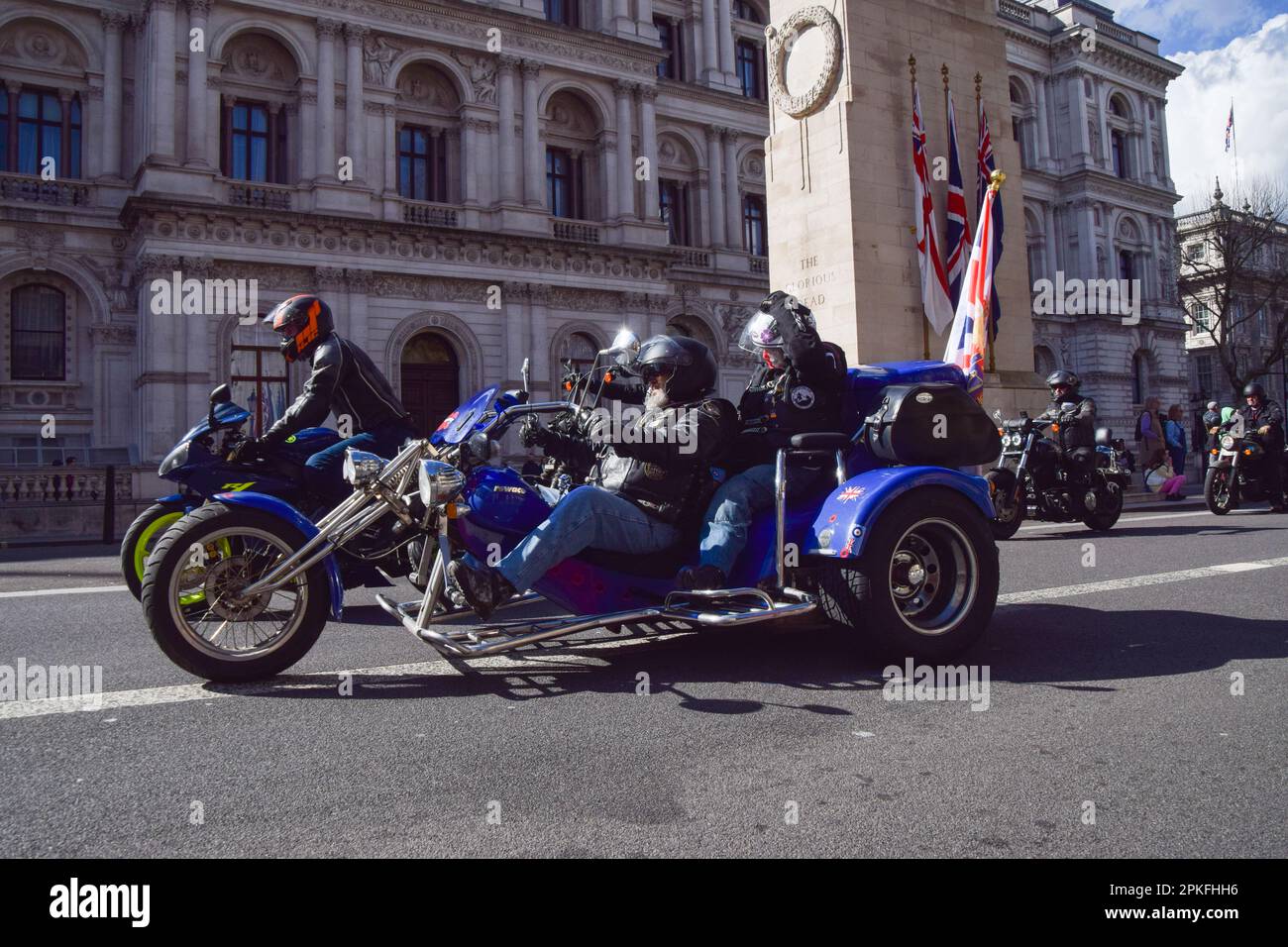 Londres, Angleterre, Royaume-Uni. 7th avril 2023. Les motards de Thunder Rolling passent par le mémorial de guerre de Cenotaph à Whitehall pendant le Ride of respect pour feu la reine Elizabeth II Rolling Thunder est un groupe d'anciens combattants de l'armée britannique et de partisans civils, qui sont tous des motards, qui font campagne pour mettre fin aux poursuites contre les anciens combattants qui ont participé à l'opération des Forces armées britanniques en Irlande du Nord de 1969 à 2007. (Credit image: © Vuk Valcic/ZUMA Press Wire) USAGE ÉDITORIAL SEULEMENT! Non destiné À un usage commercial ! Crédit : ZUMA Press, Inc./Alay Live News Banque D'Images