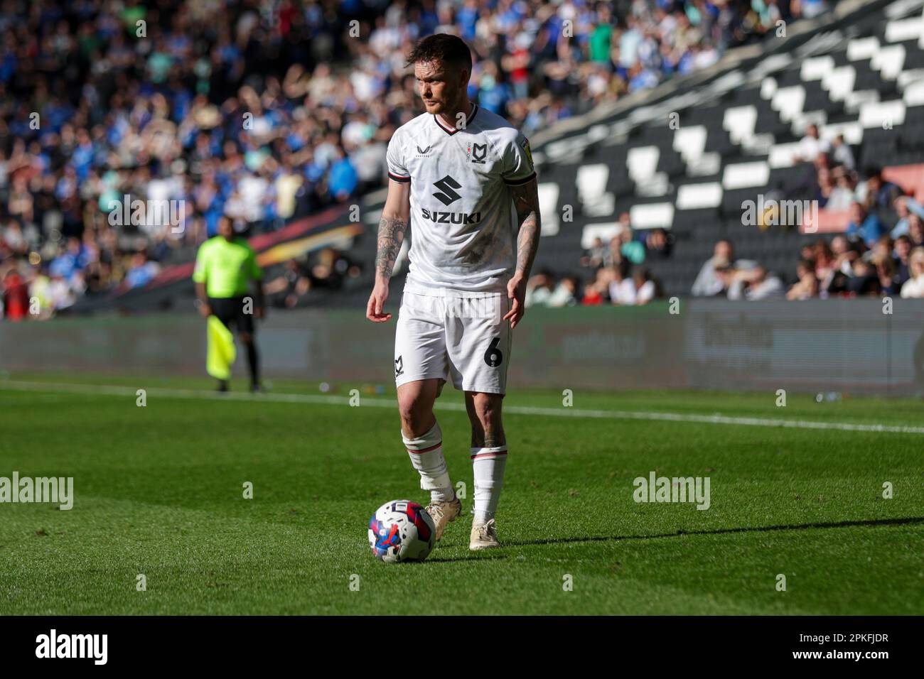 Milton Keynes Dons Josh McEachran pendant la deuxième moitié du match de la Sky Bet League 1 entre MK Dons et Portsmouth au stade MK, Milton Keynes, le vendredi 7th avril 2023. (Photo : John Cripps | MI News) Credit : MI News & Sport /Alay Live News Banque D'Images