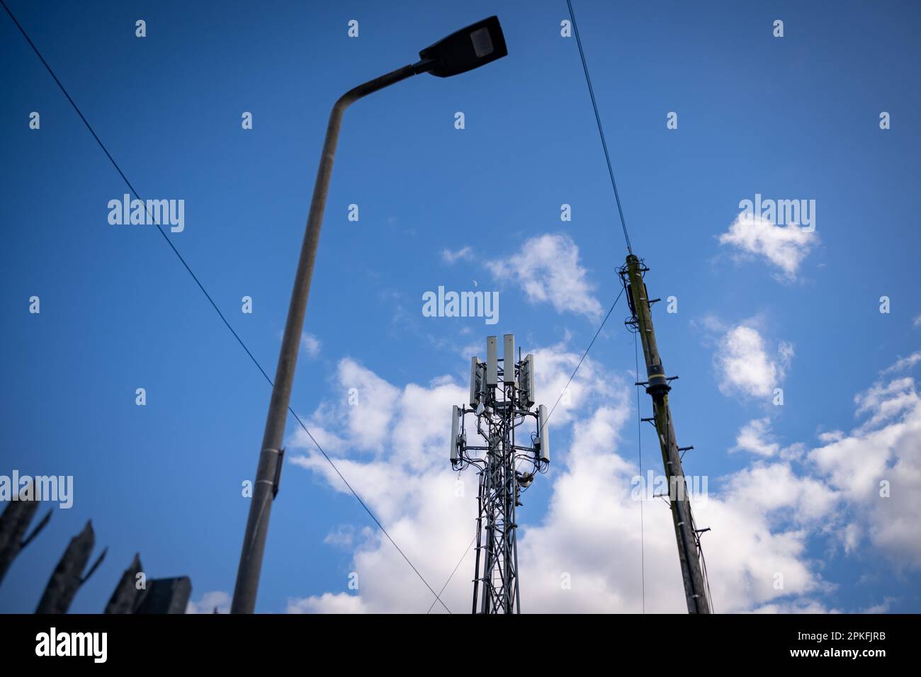 Un gros plan d'un mât de 5G émetteurs de téléphones mobiles à Cardiff, Royaume-Uni. Banque D'Images