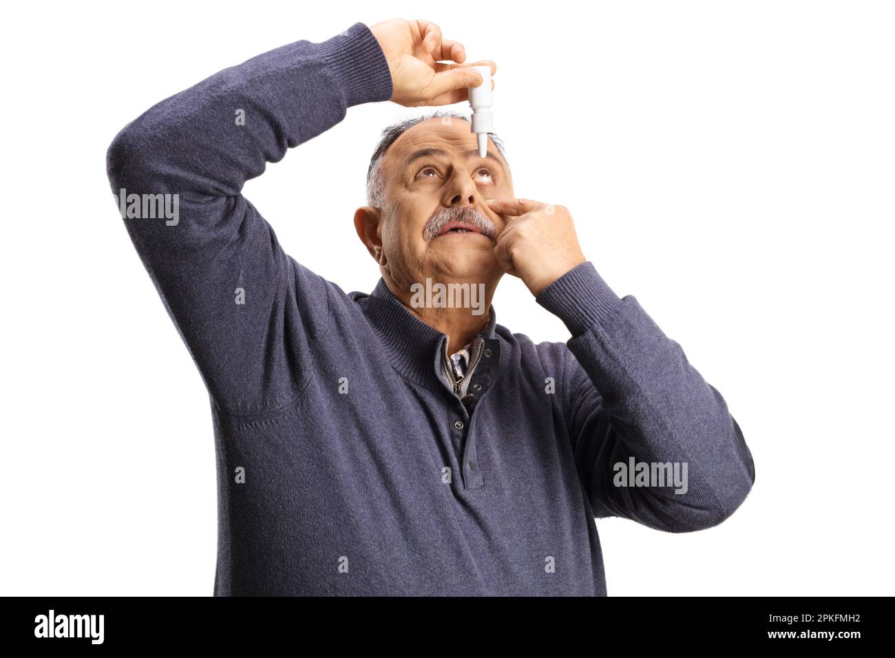 Homme mature utilisant des gouttes oculaires isolées sur fond blanc Banque D'Images