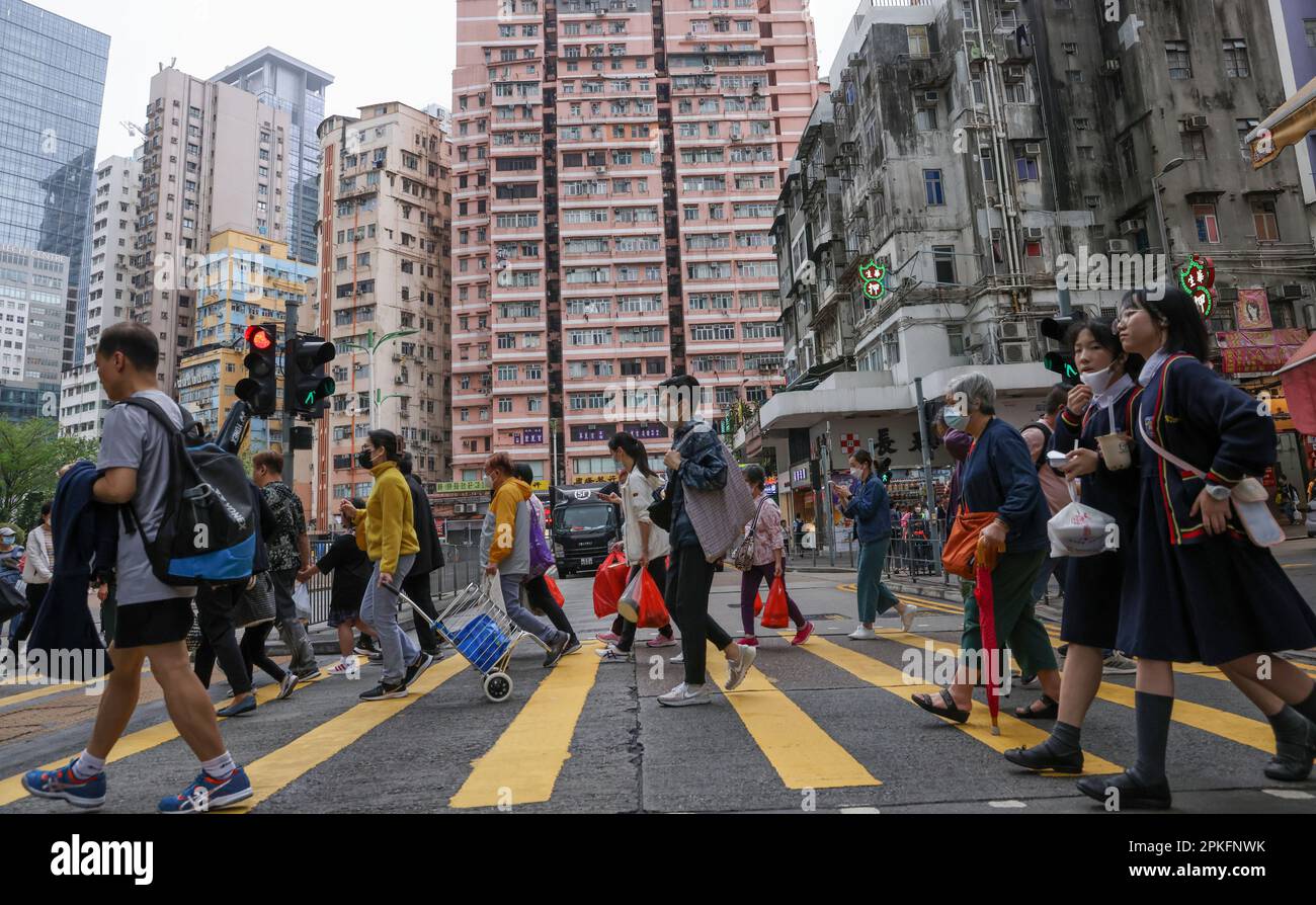 Les piétons traversent une route à Kwun Tong. Kwun Tong a remplacé Sam Shui po comme le district le plus pauvre de la ville avec les dernières statistiques de l'année dernière. 04APR23 SCMP / May TSE Banque D'Images