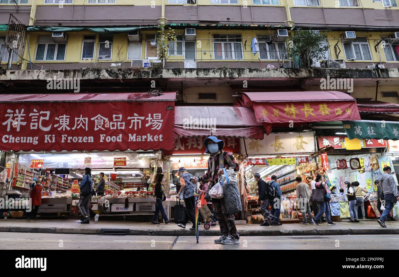 Les piétons traversent une route à Kwun Tong. Kwun Tong a remplacé Sam Shui po comme le district le plus pauvre de la ville avec les dernières statistiques de l'année dernière. 04APR23. SCMP / TSE de mai Banque D'Images