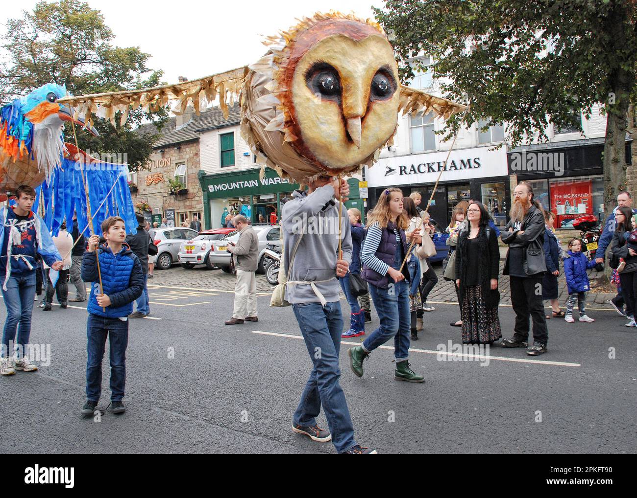 Des oiseaux géants, dont un hibou, sont présentés dans le défilé de rue au Skipton Puppet Festival 2015. Banque D'Images