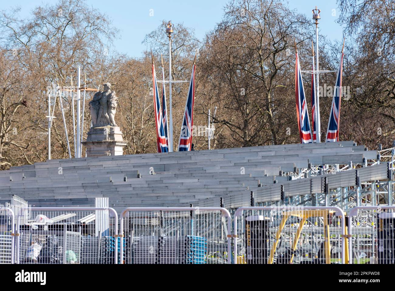 Westminster, Londres, Royaume-Uni. 7th avril 2023. La construction est en cours sur une grande partie de la tribune, en face de Buckingham Palace, à la tête du Mall, en vue des événements liés au couronnement du roi Charles III en mai. L'accès à la route et à la chaussée a été fermé Banque D'Images