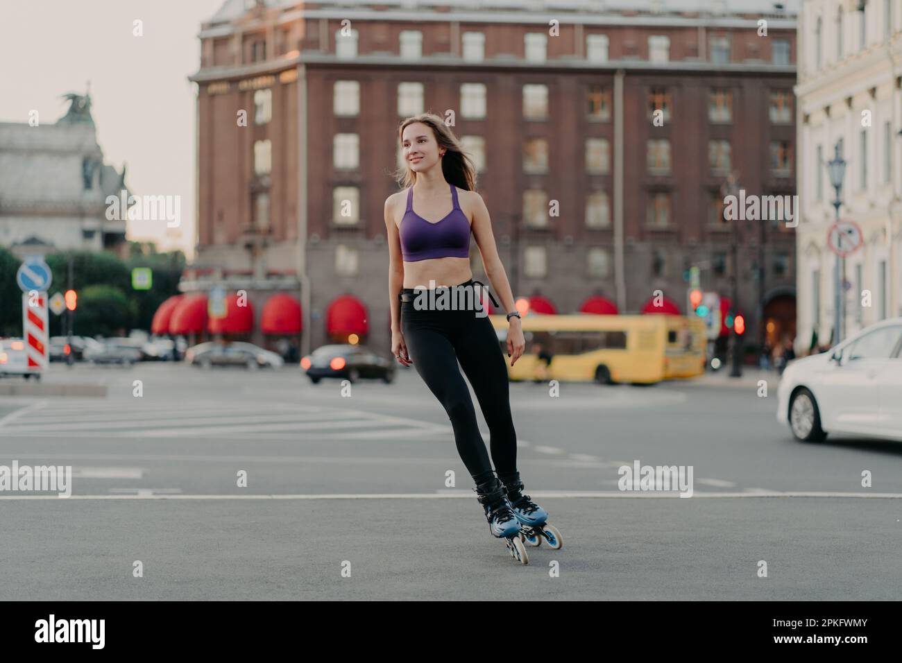 Photo pleine longueur d'une femme sportive et mince en train de faire des courses sur les lames. Profitez d'une activité de fitness en plein air pendant les chaudes journées d'été Banque D'Images