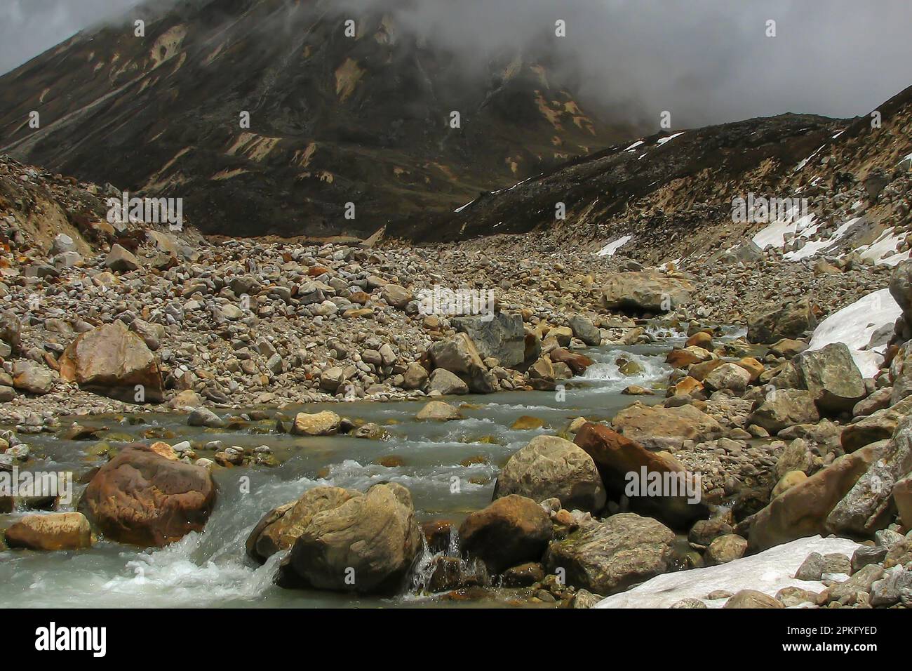Glace froide rivière Lachung coulant hors du glacier à Yumesamdong, point zéro, Sikkim, Inde. Altitude de 15 300 pieds, dernier avant-poste de la civilisation. Banque D'Images